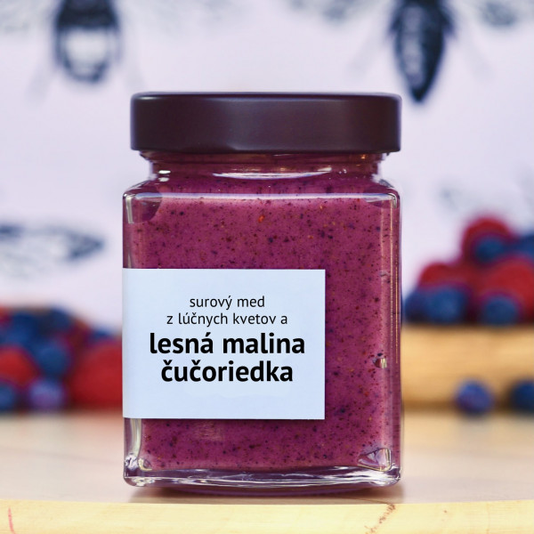 med s lesnými malinami, brusnicami a čučoriedkami